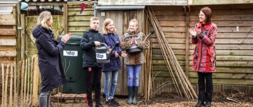 -Nieuwsbericht-  Regenton van basisschool De Aquarel voor buurttuin de Fluweeltuin