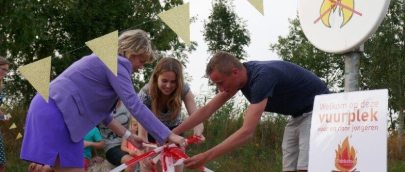 wethouder_en_jongeren_nemen_vuurplaats_in_gebruik_klein